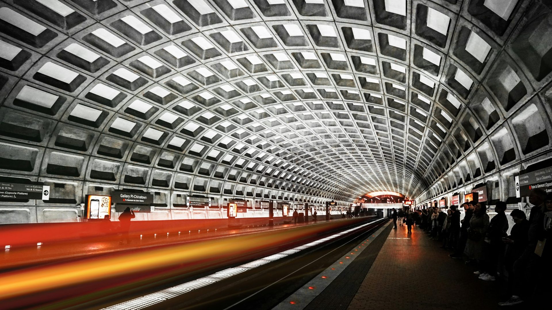 A Washington Metro platform at Gallery Place-Chinatown